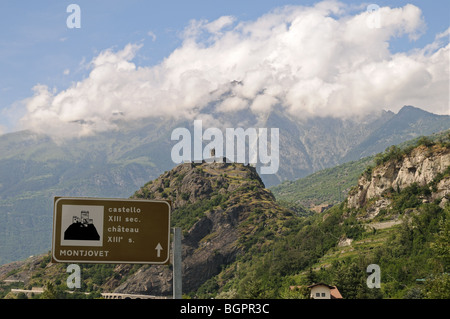 Informazioni segno per Montjovet o Chenal del XIII secolo il castello medievale arroccato su una montagna sul lato est della Valle d'Aosta Foto Stock