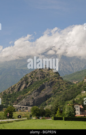 Montjovet o Chenal del XIII secolo il castello medievale arroccato su una montagna sul lato est della Valle d'Aosta Italia Foto Stock