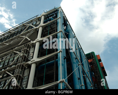 Centro Georges Pompidou (Post architettura in stile moderno, costruita tra 1971 - 1977). Beaubourg Area. Parigi. La Francia. Foto Stock