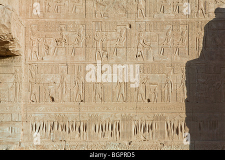 Lavoro di soccorso e raschiato sgorbie in parete presso il Tempio tolemaico di Hathor a Dendera, a nord di Luxor, la Valle del Nilo, Egitto Foto Stock