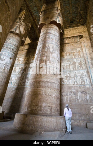 Hathor intitolata le colonne nel vestibolo del tempio tolemaico a Dendera, a nord di Luxor, la Valle del Nilo, Egitto Foto Stock
