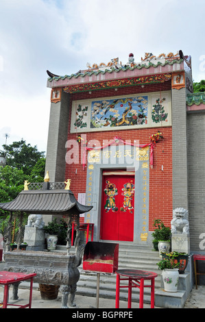 Il Tempio di Tin Hau, con chiuse le porte di ingresso e di divinità custode, Sok Kwu Wan, Lamma Island, Hong Kong, Cina Foto Stock