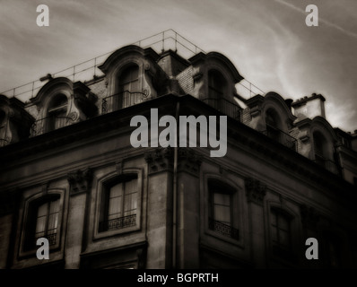 Mansarda con finestre dormer nel tetto dell'anca (aka hipped tetto). Parigi. Francia Foto Stock