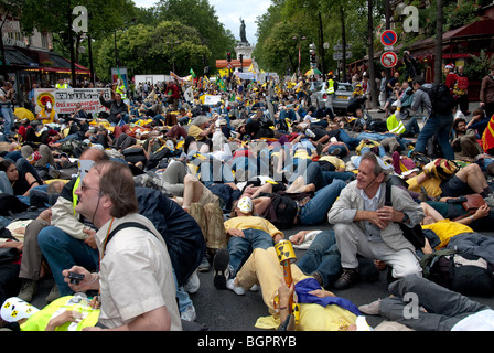 Parigi, FRANCIA - dimostrazione di energia anti-nucleare da parte di Environmental N.G.O.'s. Folla sdraiata in simbolico Die-in su strada, flashmob POSA Foto Stock