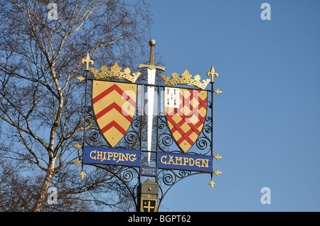 Stemma in Chipping Campden High Street, Gloucestershire, Inghilterra, Regno Unito segno segnaletica post blue sky inverno Foto Stock