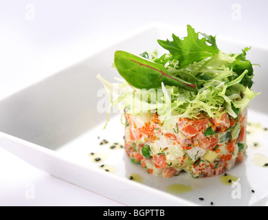 Insalata con salmone, caviale e rucola su sfondo bianco Foto Stock