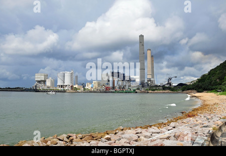 Lamma Centrale Elettrica, visto dalla spiaggia di Hung Shing Ye, Lamma Island, Hong Kong, Cina Foto Stock