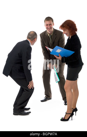 Ridere due uomini e una donna in abiti da ufficio con cartelle business in mani, isolato su bianco Foto Stock