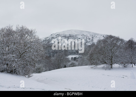White paesaggi innevati che mostra North Hill da Malvern comune, Malvern Hills, Worcestershire. Foto Stock