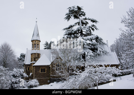 Il bianco della neve coperti St James Trinità Santa Chiesa Parrocchiale, West Malvern, Malvern Hills, Worcestershire. Foto Stock