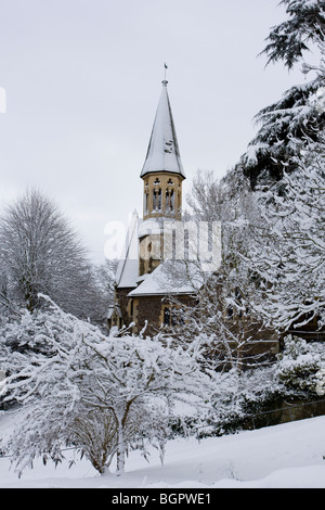 Il bianco della neve coperti St James Trinità Santa Chiesa Parrocchiale, West Malvern, Malvern Hills, Worcestershire. Foto Stock