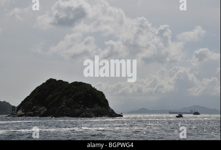 Silhouette seascape all'estremità occidentale del porto di Aberdeen, Hong Kong, Cina Foto Stock