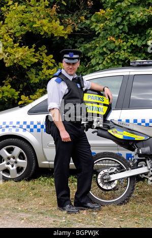 La polizia del sostegno comunitario Officer (PCSO) con parchi Patrol bici del motore. Foto Stock