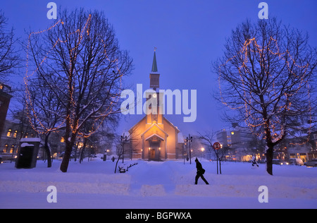 Una cattedrale, Chiesa, in blu luce d'inverno. Tromso, Norvegia settentrionale Foto Stock