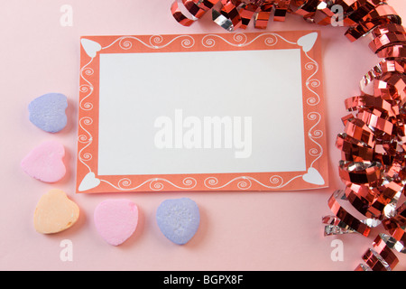 Vuoto il giorno di San Valentino biglietto di auguri con la caramella cuori Foto Stock