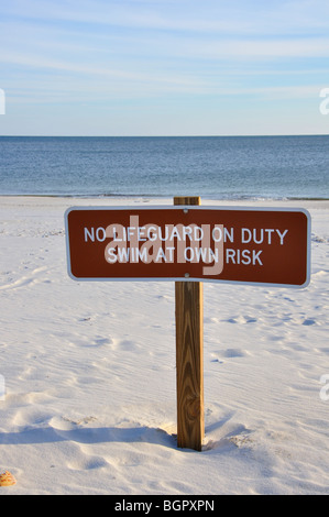 Niente bagnino di turno, nuotare a proprio rischio segno Foto Stock