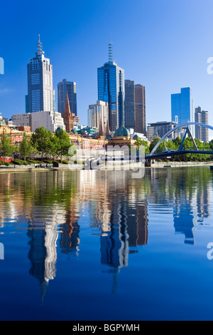 Australia, Victoria, Melbourne, edifici sulla banca del fiume Yarra Foto Stock