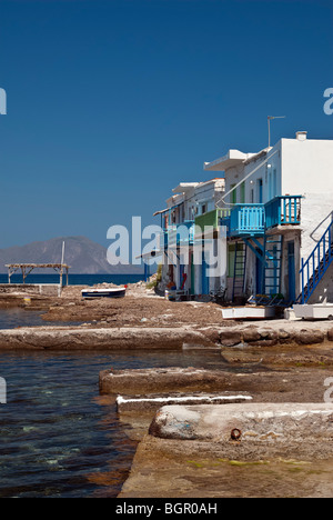 Syrmata - dipinto luminosamente case di pescatori in Klima Milos, Grecia Foto Stock