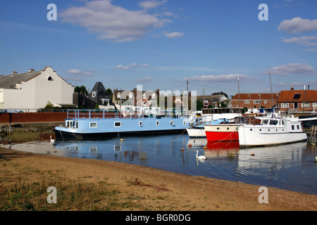 Case galleggianti ormeggiate lungo il fiume DEBEN A WOODBRIDGE SUFFOLK REGNO UNITO. Foto Stock