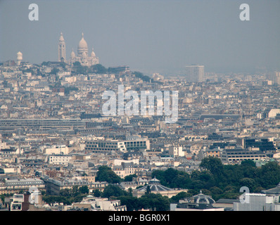 Basilica del Sacro Cuore di Gesù di Parigi e Montmartre visto dalla Torre Eiffel. Parigi. Francia Foto Stock