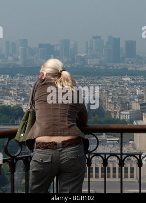 Quartiere degli affari La Défense come si vede da una Torre Eiffel balcone. Parigi. Francia Foto Stock