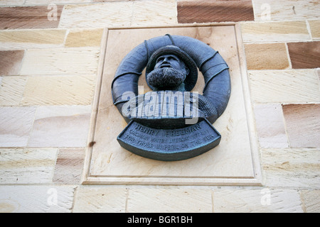 Scialuppa di salvataggio memoriale sulla stazione di Whitby. Foto Stock