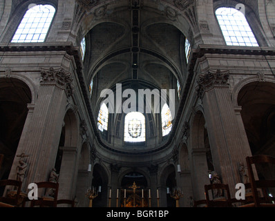 Église Saint Sulpice. La seconda chiesa più grande di Parigi (leggermente minore di Notre Dame). Lussemburgo trimestre. Parigi. La Francia. Foto Stock