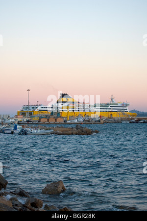 Un traghetto da Corsica Sardinia Ferries a Golfo Aranci. Foto Stock