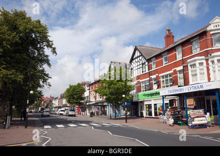 Clifton Street, Lytham St Annes, Lancashire, Inghilterra, Regno Unito, Europa. Piccoli negozi sulla strada alta. Foto Stock