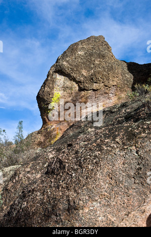 Colorate formazioni di roccia lungo le alte vette Trail a picchi elevati, pinnacoli monumento nazionale, California Foto Stock