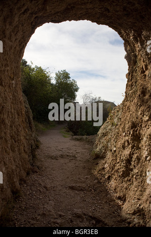 Interno di una galleria scavata nella roccia formazione lungo il sentiero di tunnel, pinnacoli monumento nazionale, California Foto Stock