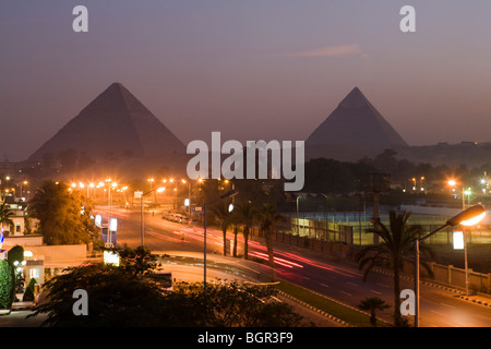 Colpo di Grandi Piramidi di Giza scattata di notte dal punto di vista in hotel terra, Giza, il Cairo, Egitto Foto Stock