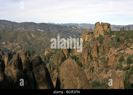 Vista delle formazioni rocciose lungo le alte vette Trail a picchi elevati, pinnacoli monumento nazionale, California Foto Stock