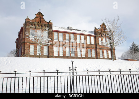 Scuola elementare nella neve invernale, Lochwinnoch, Renfrewshire, Scozia, Regno Unito Foto Stock