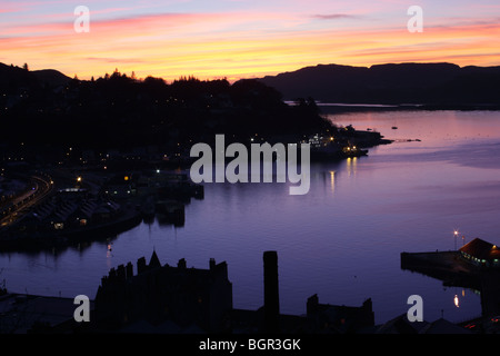 Tramonto sul porto di Oban, Oban (Argyll, Scozia) vista da McCaig's Towet Foto Stock