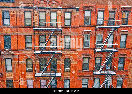 Tenement edifici di appartamenti nella città di New York durante l'inverno tempesta di neve. Foto Stock