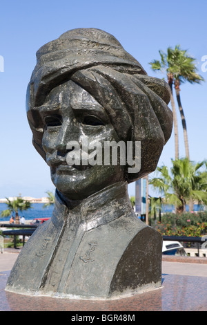 Busto di Hassan El-Iskandarani, intitolato il principe dei mari, Alessandria, costa mediterranea dell Egitto Foto Stock