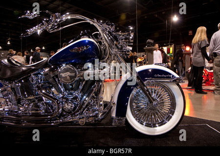 Vista laterale della parte anteriore di un blu bianco moto personalizzate Foto Stock