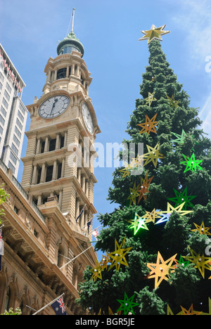 Emisfero sud natale: sunny cieli blu e caldo. Albero di natale e la torre dell orologio. Martin Place, Sydney, Australia. Foto Stock