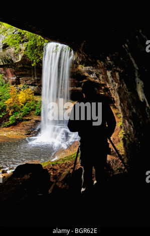 Silhouette di fotografo Northrup cade in Colditz Cove Stato Area Naturale nella contea di Fentress, Tennessee Foto Stock