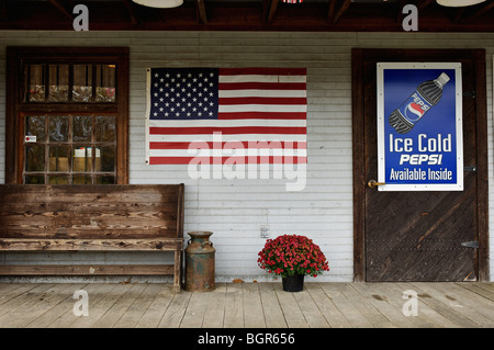 Bandiera americana visualizzati sul portico al lupo fiume Post Office e il centro di accoglienza in Pall Mall, Tennessee Foto Stock