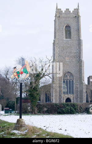 Segno del villaggio e la trinità santa chiesa Parrocchiale, Ingham, Norfolk, Inghilterra. Foto Stock