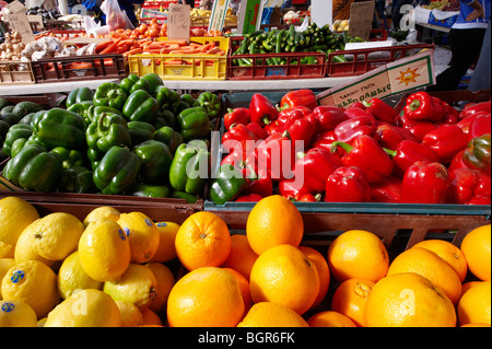 Frutta fresca e verdura presso negozi di alimentari verde Foto Stock