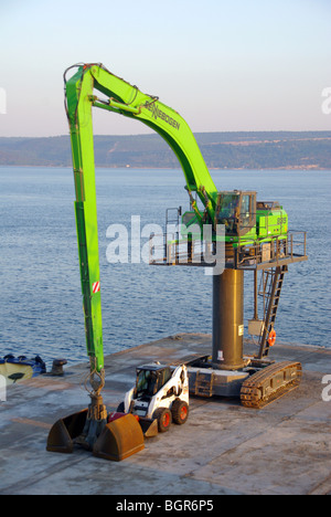 Canakkale dockyard gru mobile con caterpillar tracks parcheggiato sul quay accanto al caricatore di piccole dimensioni Foto Stock