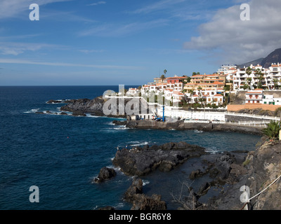 Playa Puerto Santiago piccola spiaggia e porto di pesca in Tenerife Foto Stock