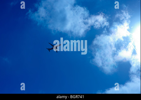 Aereo di linea volare verso il sole Foto Stock