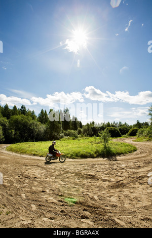 Ragazzo su una pista di motocross, Finlandia. Foto Stock