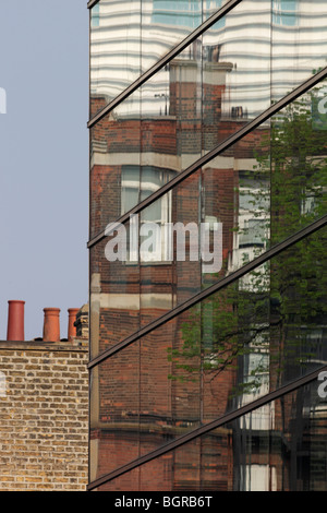 Edificio blizard (cella di istituto di scienze molecolari Royal Hospital di Londra) riflessione edifici tradizionali in lastra di vetro Foto Stock