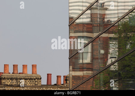 Edificio blizard (cella di istituto di scienze molecolari Royal Hospital di Londra) riflessione edifici tradizionali in lastra di vetro Foto Stock