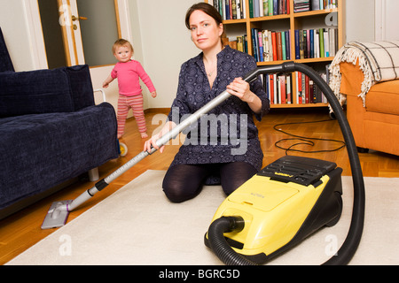 Una donna di aspirare, Svezia. Foto Stock